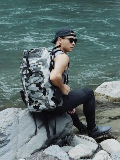  🪖 野外風格,從裝備開始。山海全境防水包|迷彩色款  兼具機能與風格的戶外好夥伴,不只耐操、耐水,更能融入每一場戶外行動。  ✔ IPX5全包防水設計✔ 多隔層+大容量,收納超實用✔ 迷彩配色,低調卻有型  不論你是釣魚控、登山客,還是露營玩家,這顆包都準備好陪你出發。  📍現在官網限時優惠中,點主頁看更多!#山海全境防水包 #FishingKing #迷彩防水包 #機能背包 #防水包推薦 #戶外裝備 #露營好物 #登山背包 #釣魚裝備 #戶外男子風 #戶外風格 #台灣露營 #裝備控 #迷彩風格 #戶外實用包 #機能穿搭