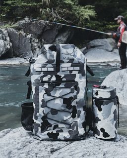 ​ 🎣【戶外釣魚好夥伴】水氣再重、地形再濕，都難不倒它。山海全境防水包，陪你上山也能下水，不只是能背的包，更是裝備的一部分。 ​ 防水、防塵、大容量，從釣魚、登山到露營，都能輕鬆應對。 ​ 現在限時免運＋送百元折扣券錯過這一波，就真的沒了！ ​ #山海全境防水包 #FishingKing #釣魚裝備 #戶外防水包 #全防水背包 #溪釣好物 #釣魚日常 #戶外好物推薦 #登山裝備 #露營背包 #大容量防水包 #溪邊露營 #野營生活 #戶外男子風格 #台灣釣魚